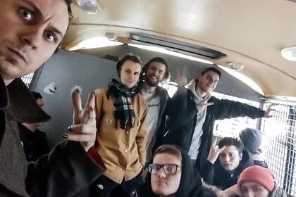 En una imagen subida por un usuario de Instagram se puede ver a los detenidos en unos de los colectivos de la policía