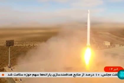 En una imagen tomada de un video transmitido por la televisión estatal iraní el martes 8 de marzo de 2022 se muestra el lanzamiento de un cohete de la Guardia Revolucionaria de Irán con el satélite Noor-2, en el Desierto Shahroud, en Irán. (Televisión estatal iraní vía AP)