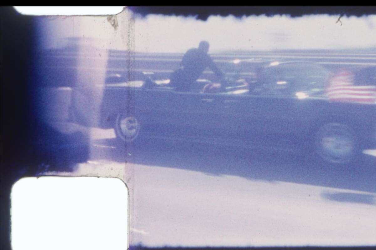 En una instantánea tomada de una filmación se ve a Clint Hill, un agente del Servicio Secreto, encima del auto que llevaba al presidente John F. Kennedy al hospital tras ser tiroteado en Dallas el 22 de noviembre de 1963. Durante décadas, la película tomada por Dale Carpenter ha sido una reliquia familiar, y rara vez vista por personas ajenas a la familia; en septiembre de 2024, RR Auction la pondrá a la venta. (RR Auction via The New York Times)