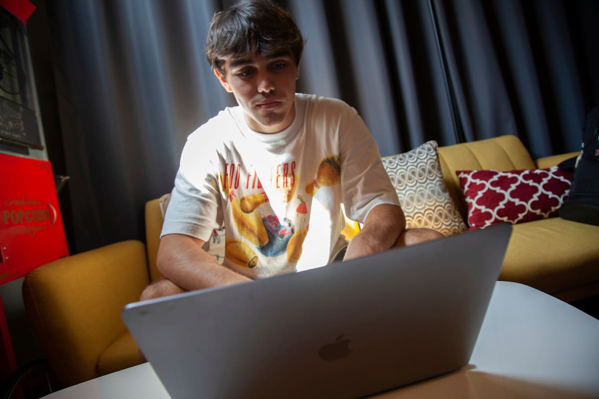 En una investigación reciente, el 33% de los adolescentes dijeron que hablan temas personales e importantes con la IA (foto ilustrativa)