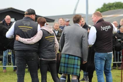 En una jura, con el kilt que identifica su origen escocés