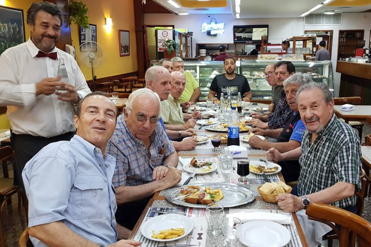 Clientes degustando las nuevas milanesas.