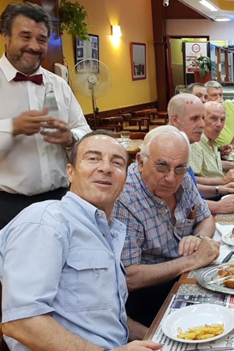 Clientes degustando las nuevas milanesas.