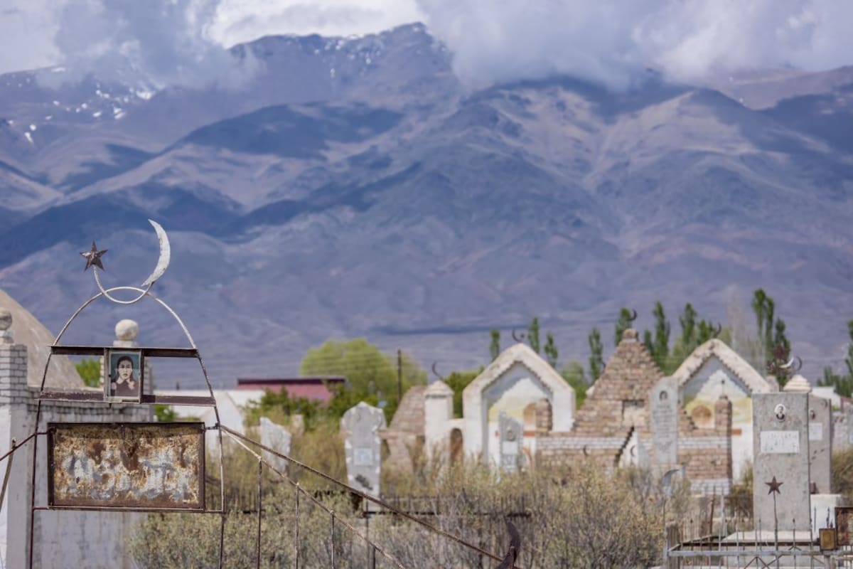 En una misma tumba se puede ver el retrato esmaltados rusos, la media luna islámica y la estrella de cinco puntas soviética