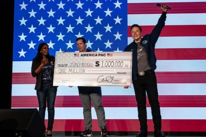 En una movida polémica, Musk regaló cheques de un millón de dólares a votantes registrados que firmaran una petición.