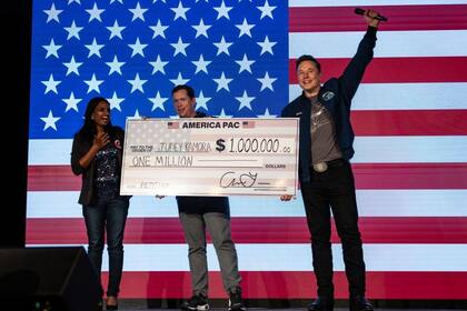 En una movida polémica, Musk regaló cheques de un millón de dólares a votantes registrados que firmaran una petición.