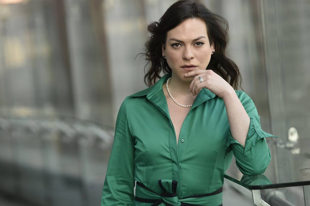 En Una mujer fantástica Daniela Vega interpreta a Marina, una mujer transgénero que ante la muerte de su pareja se enfrenta a la discriminación y el rechazo de la familia de él