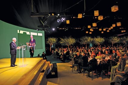 En una noche impresionante, ambientada por Isabelle Firmin Didot para Eventos Didot y con
asistencia de invitados nacionales e internacionales, Eduardo Costantini sorprendió con varios
anuncios