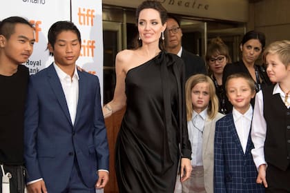 En una nueva presencia en el festival de Toronto, Angelina Jolie junto a todos sus hijos