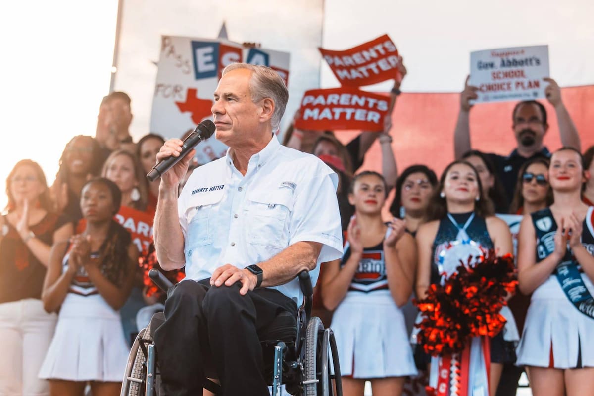 En una nueva publicación en redes sociales, el gobernador de Texas afirma que las escuelas públicas no están obligadas a aceptar a todos los estudiantes; la polémica surge en medio de discusiones sobre financiamiento y acceso a la educación en el estado