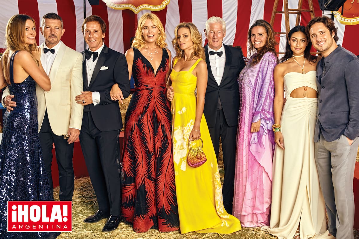 En una original escenografía inspirada en la temática “Circus”, el anfitrión de la ceremonia, Antonio Banderas, posa con su novia, Nicole Kimpel (vestida con una creación de la colombiana Silvia Tcherassi). A su lado, Alejandro Gravier y Valeria Mazza; Richard Gere y su mujer, la publicista española Alejandra Silva; la creadora de la gala, Sandra García-Sanjuán; y Diego Boneta con su novia, Renata Notni.