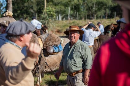 En una parada al costado de la ruta, Lucio Aspiazú le da indicaciones a los cabalgantes.