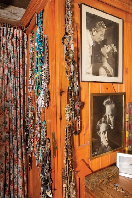 En una pared, atesora su colección de collares y las fotos más emblemáticas de sus padres, José Cibrián y Ana María Campoy.