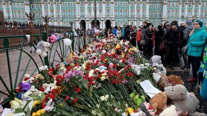 En una plaza frente al Palacio del Hermitage, en San Petersburgo, homenajearon a las víctimas del Airbus