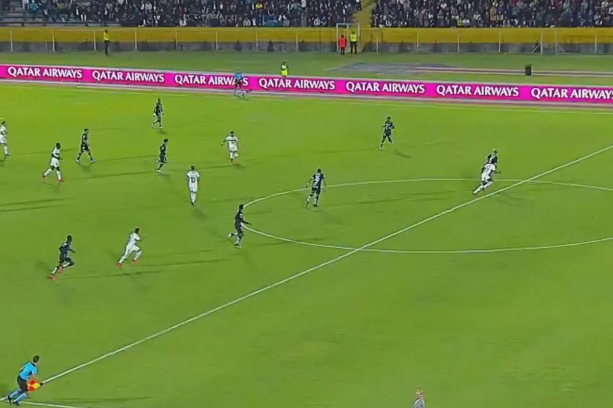 En una polémica jugada, al Mengao le anularon un gol por un brazo adelantado.