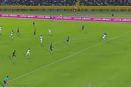 En una polémica jugada, al Mengao le anularon un gol por un brazo adelantado.