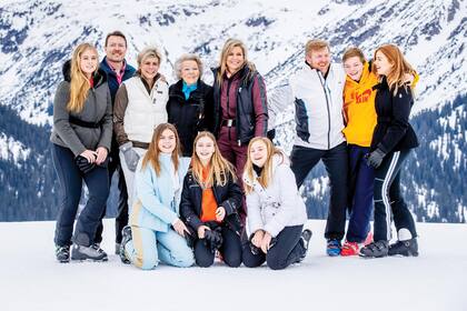 En una postal familiar, tomada en febrero de 2020 en Llech, junto a su abuela, la princesa Beatriz, sus tíos, Guillermo Alejandro y Máxima, sus padres, los príncipes Constantino y Laurentien, sus primas Amalia, Alexia y Ariane y sus hermanos, Claus y Leonora.