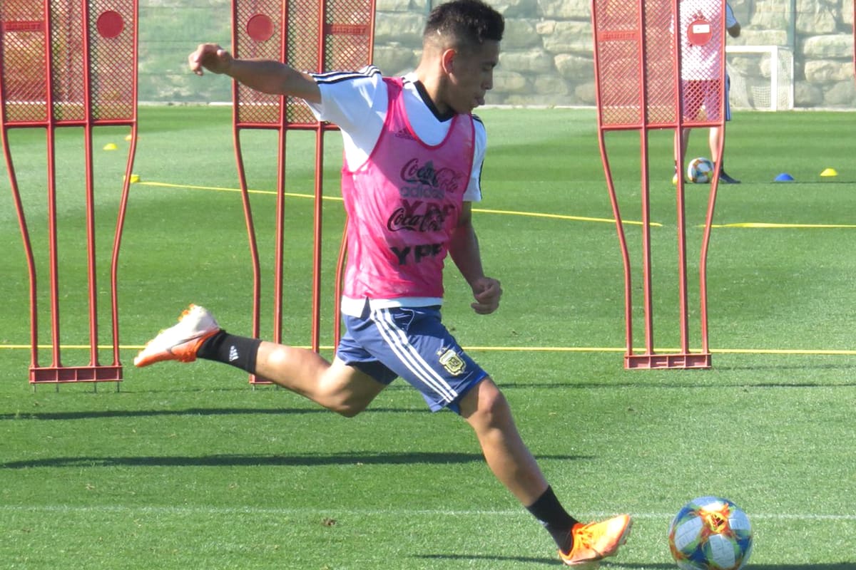 En una práctica, antes del debut de la selección en el Mundial Sub 20.