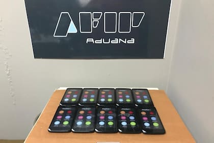 En una primera instancia, se entregaron 300 dispositivos móviles a las familias numerosas y vulnerables, donde generalmente cuentan con un sólo celular. Hay más de mil aparatos en trámite judicial para donar y buscan que la acción se replique en todo el país.