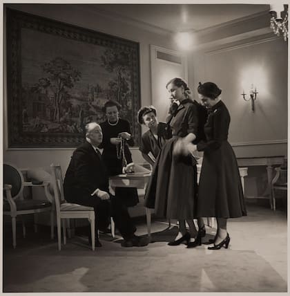 En una prueba de ropa, en el salón de New York. De izquierda a derecha, Christian Dior, Raymonde Zehnacker, Marguerite Carré, la señora Knoll y Mizza Bricard, 1948.
