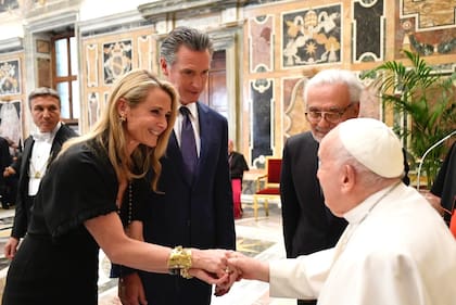 En una publicación en X, la esposa del gobernador Newson sostuvo que el papa Francisco “lideró con fe firme y defendió con fervor el futuro de nuestro planeta y la dignidad que se le debe a todo ser humano”