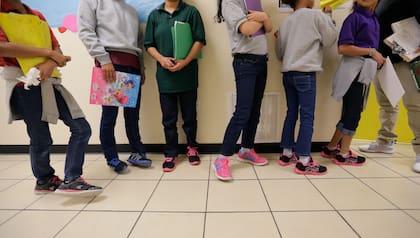 En una reciente audiencia en Nueva York una docena de menores no acompañados comparecieron un juez (Foto AP/Archivo Eric Gay)
