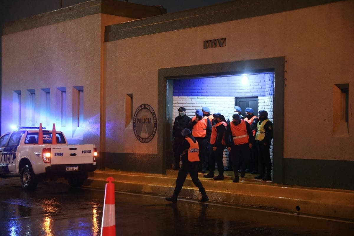 En una recorrida de este diario por las autopistas del AMBA, se vio a un grupo de policías que debería estar controlando vehículos, pero descansaba bajo un techo durante la tormenta; la misma situación se repitió en diferentes zonas del confinamiento obligatorio. CRÉDITO: GERARDO VIERCOVICH - LA NACION