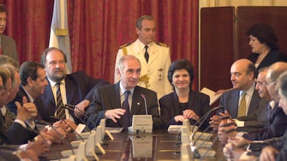 En una reunión de gabinete con distintos empresarios, 29 de marzo de 2001