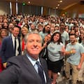 El programa de Newsom que paga hasta US$10.000 por 450 horas y admite a ciertos dreamers
