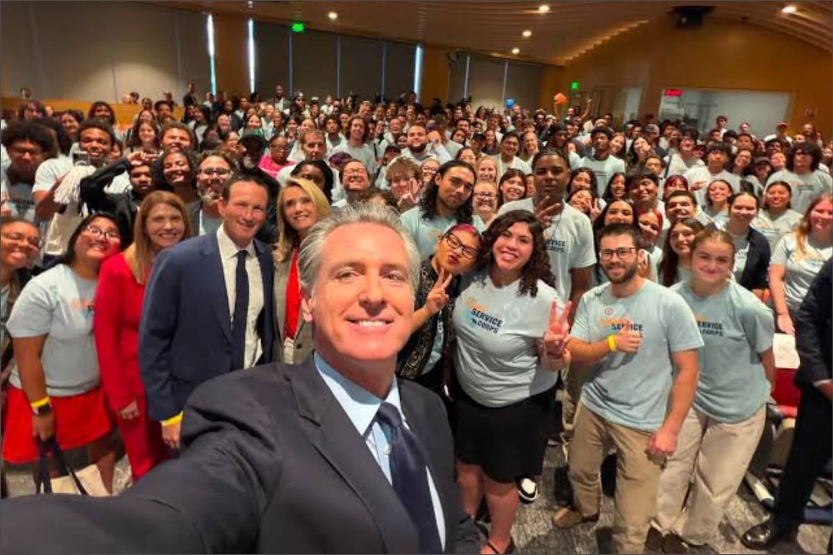 En una reunión reciente en la que participó el gobernador Newsom, las autoridades de California tomaron juramento a más de 10.000 miembros del College Corps 2026-2027