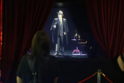 En una sala inmersiva un holograma de Carlos Gardel cuenta la historia del lugar
