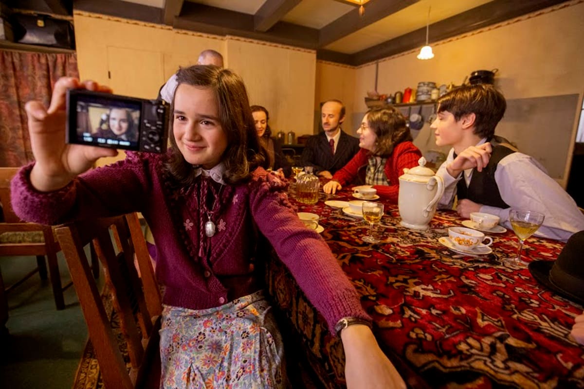 En una serie que se ve en YouTube, Ana Frank se filma para dejar un video como testimonio