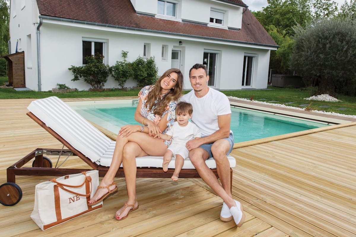 En una tierna producción fotográfica con su hijo Bastian, Natacha Eguía (con un cancherísimo bolso que lleva sus iniciales) y Juan Imhoff posan frente a la pileta de su casa ubicada en la comuna francesa de Igny, a 15 kilómetros de París.