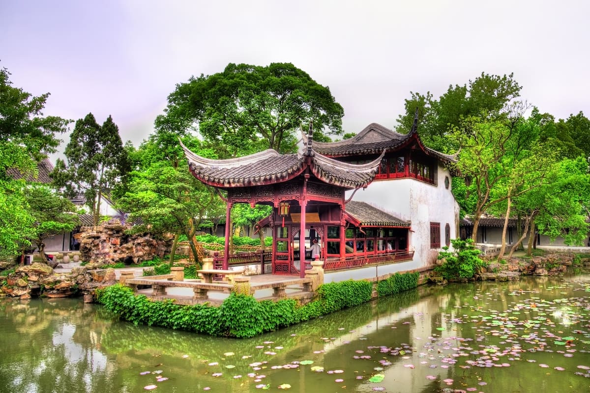 En una tierra infinita donde los valores laicos se combinan con costumbres ancestrales, el encanto visual lo impregna todo. En la imagen, el célebre Jardín del administrador humilde, en Suzhou, sur de China, construido en el siglo XVI