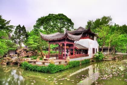 En una tierra infinita donde los valores laicos se combinan con costumbres ancestrales, el encanto visual lo impregna todo. En la imagen, el célebre Jardín del administrador humilde, en Suzhou, sur de China, construido en el siglo XVI