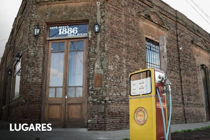 En una vieja esquina de ladrillo a la vista y aberturas originales funciona el restó 1886, frente a la iglesia