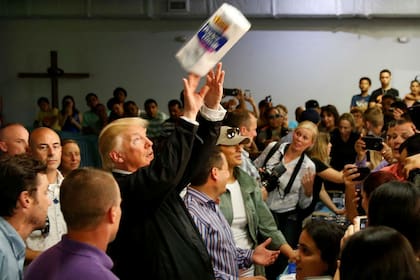 En una visita a Puerto Rico, en octubre 2017, tras el paso del huracán María, Trump generó revuelo cuando lanzó rollos de papel higiénico a los damnificados