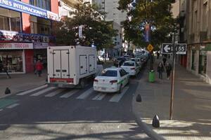 En una zona céntrica de La Plata, el padre del niño asaltado encontró al ladrón y se trenzaron en una pelea hasta que la policía los detuvo