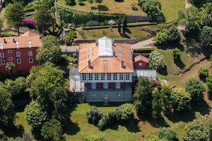En una zona más baja del terreno se ubica la denominada “Casona”, una construcción de tres pisos y más de 750m2 cubiertos