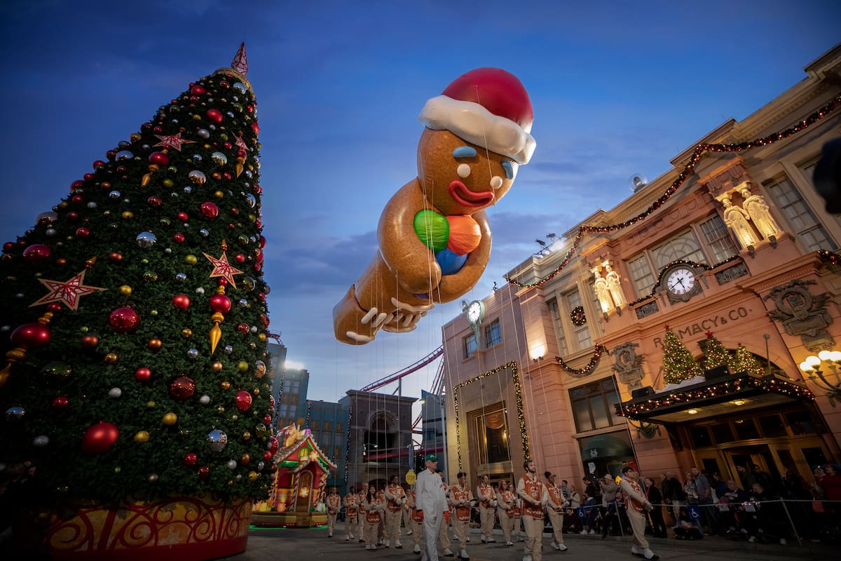 En Universal Studios, todos los días se realiza un desfile con los personajes en modo navideño