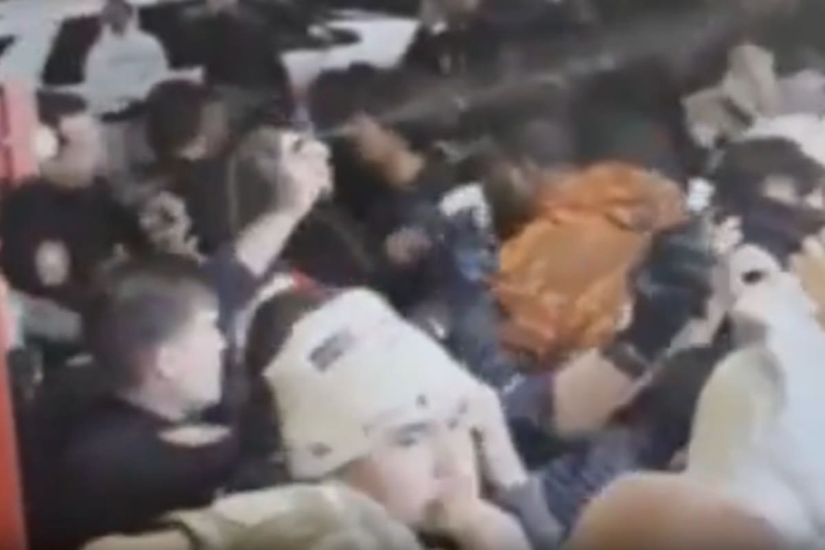 En uno de los disturbios generados por la venta de una colección de relojes, la policía le tiró gas pimienta a las personas presentes en un punto de venta
