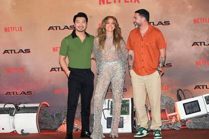 En uno de los pocos momentos en los que se mostró distendia fue cuando posó junto al director del film, Brad Peyton, y su compañero de elenco Simon Liu