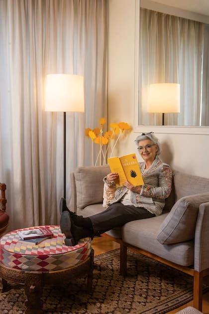 En uno de los rincones del living, Canela relee su último libro, La hoguera. “Habla de la búsqueda de la felicidad”, cuenta. “Siempre tenemos una propuesta para ser felices, pero a veces no la tomamos. En estos tiempos modernos se habla menos de la felicidad. Ahora se habla del confort”, asegura.