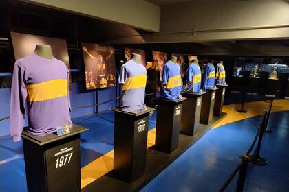 En uno de los salones del Museo de Boca se exhiben las camisetas que utilizó el equipo en cada consagración como campeón de la Copa Libertadores