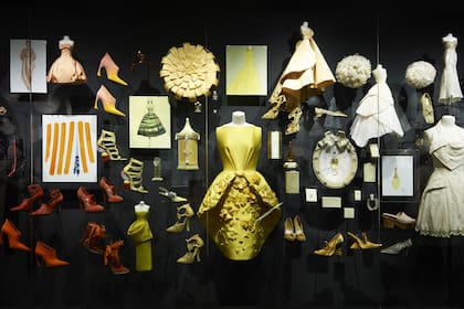 En uno de los salones más impactantes de la muestra están exhibidos en escala cromática cientos de vestidos y objetos de todas las épocas, conformando un pantone de identidad de marca en el que conviven armoniosamente trajes de la primera colección al lado de piezas del último desfile.