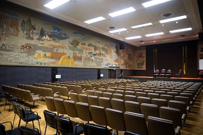 En uno de los salones se destaca el mural de Centurión y Ortolani, que expone situaciones turísticas y de trabajo dentro del país