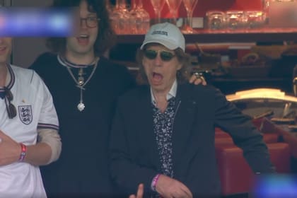 En uno de los vips también se lo vio a Mick Jagger, cantante de los Rolling Stones. Con una camisa floreada, gorrita y gafas el rockero no pasó desapercibido