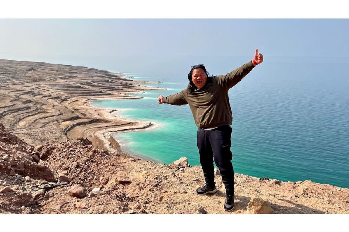 En uno de sus tantos viajes. Esta vez, frente al Mar Muerto