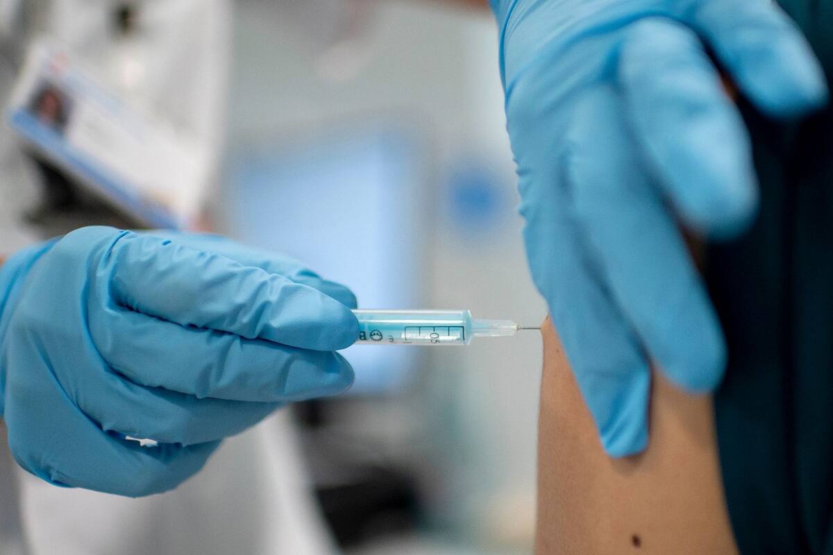 En "Vacunas", se dice que “la cambiante estructura de la industria farmacéutica pareció dar origen a la sensación de que la oportunidad comercial estaba llegando a desempeñar un papel excesivo en el desarrollo de nuevas vacunas”