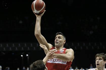 En Varese, Luis Scola no tiene competencia internacional y concentra todas sus energías en el certamen local
